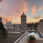 Unique With Rooftop Pool & Amazing Views